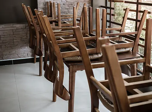 Ein Restaurant ohne Schallschutz: Die Stühle stehen auf den Tischen und die Gäste bleiben aus.